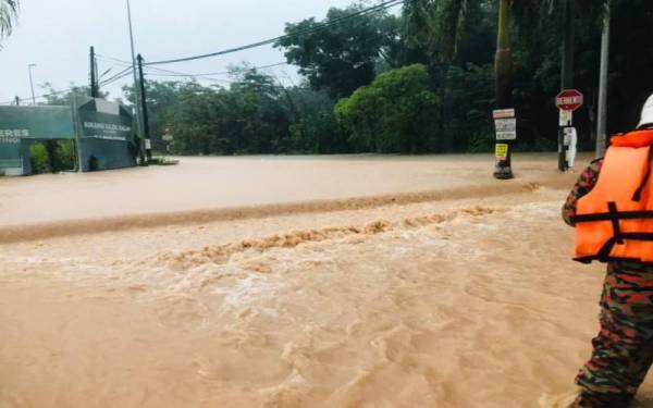 Banjir di beberapa daerah di Kedah menyebabkan 10 PPS dibuka setakat Ahad bagi menempatkan mangsa. - Foto JBPM.