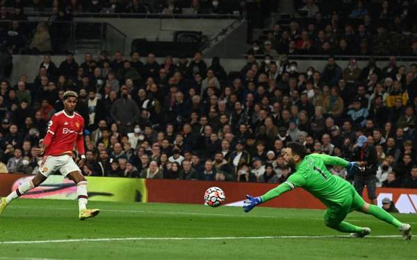 Penyerang Manchester United, Marcus Rashford melakukan percubaan ke arah gawang Tottenham Hotspur yang dikawal Lloris semasa perlawanan liga di Stadium Tottenham Hotspur, London. FOTO: AFP