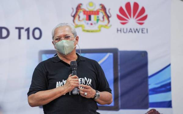 Annuar pada majlis menyampaikan tablet Huawei Matepad T10 kepada pelajar tingkatan enam dalam Parlimen Ketereh di Pusat Khidmat Hafazan dan Pengajian Al-Quran Tan Sri Annuar Musa (KHATAN) Putra Chengal hari ini. Foto Bernama