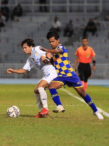 Antara aksi menarik pertemuan Sri Pahang menentang Penang FC di Kuantan. - Foto Sri Pahang FC