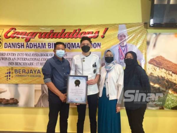 Danish Adham (dua dari kiri) bersama keluarganya pada majlis penyerahan anugerah Malaysia Book of Records di Berjaya University College (Berjaya UC), di sini pada Ahad.