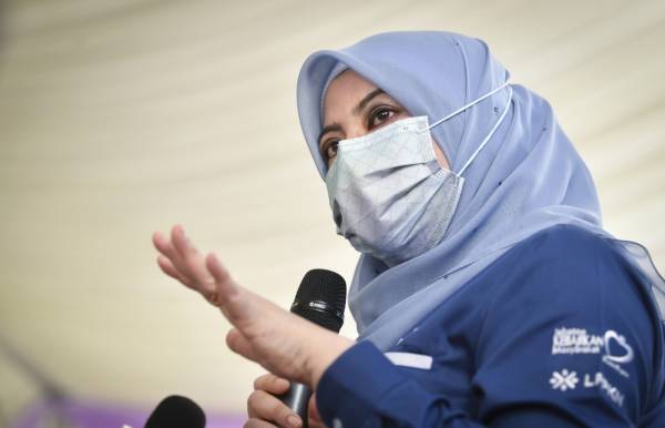 Rina Mohd Harun bercakap kepada pemberita selepas melancarkan Pusat Sokongan Sosial Setempat Bergerak @ PSSS Mobile di Pusat Penjaja Taman Putra Perdana Puchong hari ini. -Foto Bernama