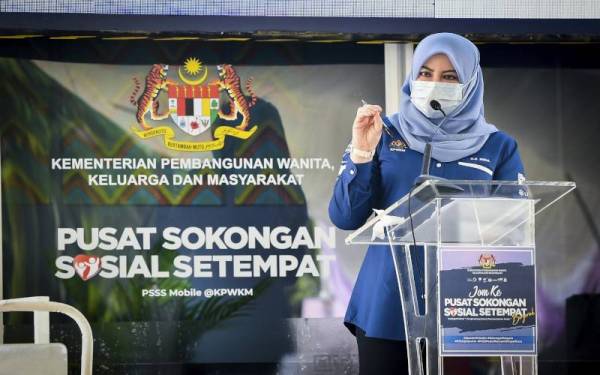 Rina Mohd Harun berucap semasa majlis pelancaran Pusat Sokongan Sosial Setempat Bergerak @ PSSS Mobile di Pusat Penjaja Taman Putra Perdana Puchong hari ini. -Foto Bernama