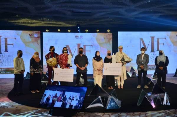 Azizah bersama pereka fesyen dan penerima anugerah MIF dalam MIF RTW 2021/2022 di Grand Hyatt Kuala Lumpur pada Ahad
