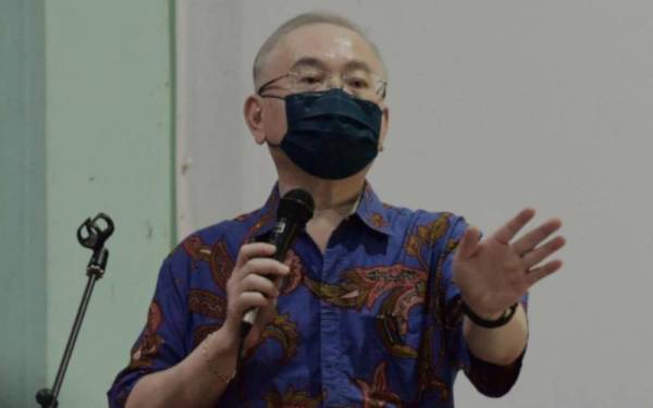 Wee Ka Siong berucap pada Majlis Penyerahan Sumbangan bagi Sekolah-Sekolah Parlimen Ayer Hitam di Dewan Komuniti Ayer Hitam pada Ahad. - Foto Bernama 