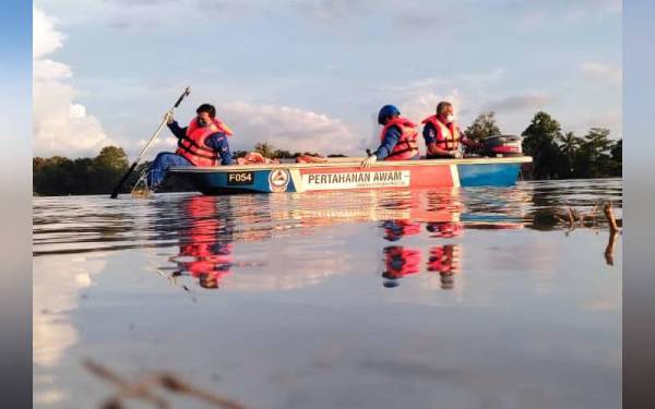 Anggota APM Daerah Kota Setar menggunakan bot untuk membantu mangsa terjejas di mukim Langgar dan Limbong. - Foto APM Kedah