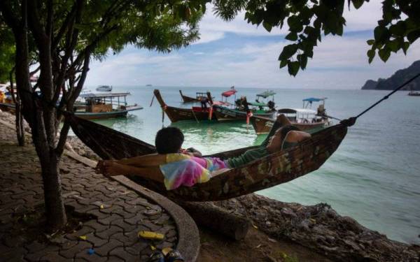 Pulau Phi Phi antara destinasi pelancongan popular di negara itu.