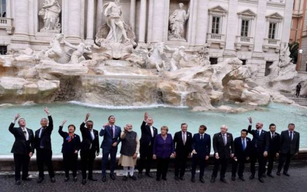 Pemimpin negara G20 melempar duit syiling ketika melawat air pancut Trevi di Rom pada Ahad. - Foto AFP