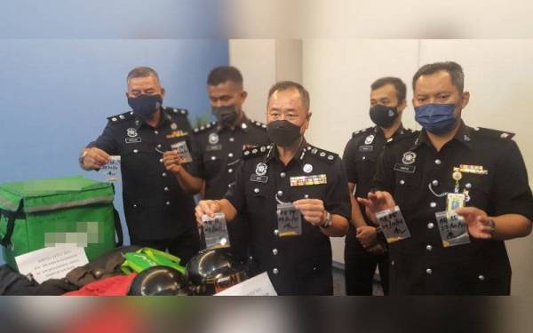 Eng Lai menunjukkan barang rampasan ketika sidang akhbar di Ibu Pejabat Polis Daerah (IPD) Sentul, Kuala Lumpur pada Isnin.