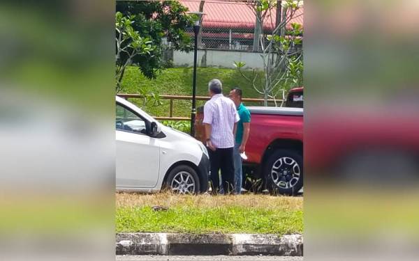 Keadaan kenderaan dinaiki Ahmad dan anaknya yang terlibat kemalangan di Jalan Kuala Terengganu-Kuantan, Dungun pada Ahad.
FOTO: Ihsan pembaca