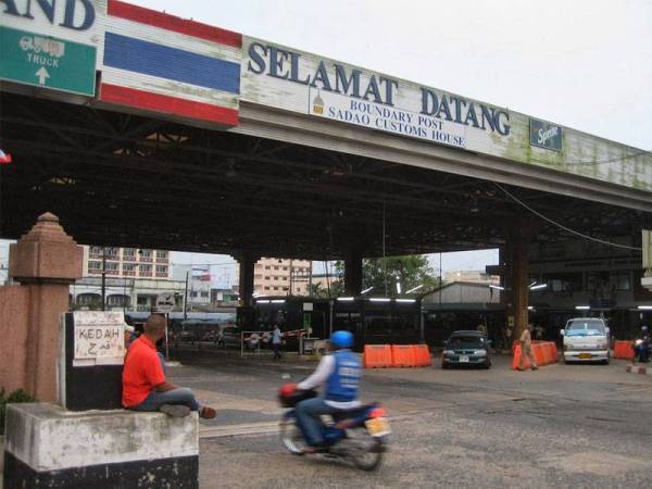 Thailand pada Isnin membuka sempadannya buat kali pertama dalam tempoh 19 bulan. 