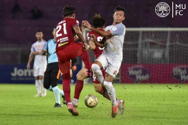 Antara aksi menarik perlawanan Melaka United menentang Kelantan United di Kota Bahru, malam ini. FOTO: Melaka United Football Club