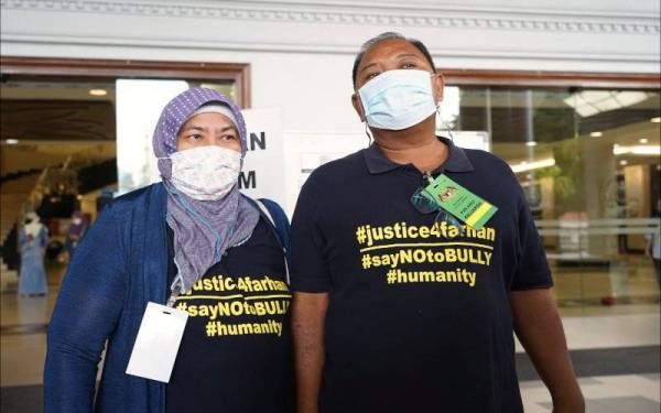 Zulkarnain Idris bersama isteri, Hawa Osman hadir bagi mendengar keputusan berhubung kes kematian anak mereka Zulfarhan Osman di Kompleks Mahkamah Kuala Lumpur di sini, hari ini. - Foto Bernama