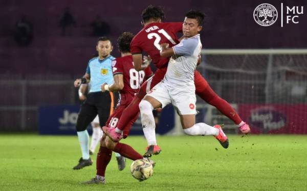 Antara aksi menarik perlawanan Melaka United menentang Kelantan United di Kota Bahru, malam ini. FOTO: Melaka United Football Club