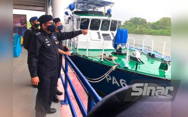 Mazlan (tengah) melakukan tinjauan kawasan di sempadan Malaysia - Thailand di Sungai Golok, Pengkalan Kubor, Tumpat.