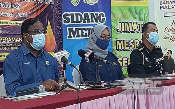 Veerapan (kiri) pada sidang media selepas Majlis Pelancaran SHMMP Deepavali 2021 peringkat Negeri Sembilan di Pasar Raya Zeemart Senawang pada Selasa.