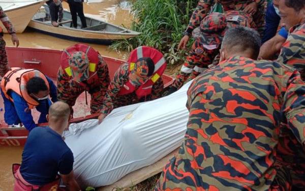 Pasukan bomba mengangkat mayat mangsa naik ke darat untuk dihantar ke Hospital Tumpat pada Selasa.