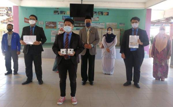 The winners of the challenge from SMK Chukai – Muhammad Amiruddin Amar (second from left), Ahmad Nasharuddin Anua (middle, front), and Mifzal Hazir Mazelan (second from right). Photo by Bernama