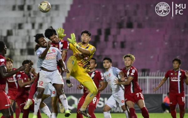 Antara aksi menerik perlawanan Kelantan United menentang Melaka United di Kota Bharu. FOTO: Melaka United Football Club