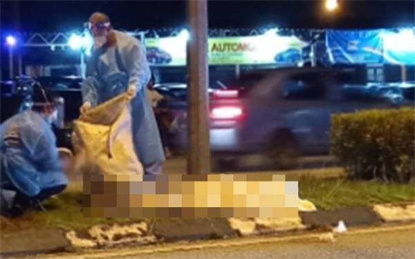 Mayat mangsa yang terbabit nahas di Jalan Kampung Wakaf Beruas, Kuala Terengganu pada Selasa dibawa ke Unit Forensik HSNZ, Kuala Terengganu untuk dibedah siasat. - Foto ihsan pembaca