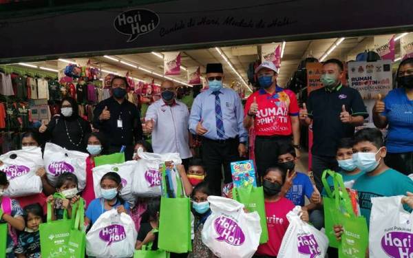 Shahidan (empat dari kiri, berdiri) bergambar bersama sebahagian anak-anak dari Rumah Panjang Bukit Kiara yang menerima sumbangan pakaian untuk Deepavali.