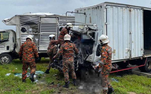 Anggota bomba mengeluarkan dua mangsa yang tersepit selepas terlibat dalam kemalangan melibatkan tiga kenderaan di Kilometer 47 Jalan Johor Bahru-Mersing, Kota Tinggi, pada Selasa.