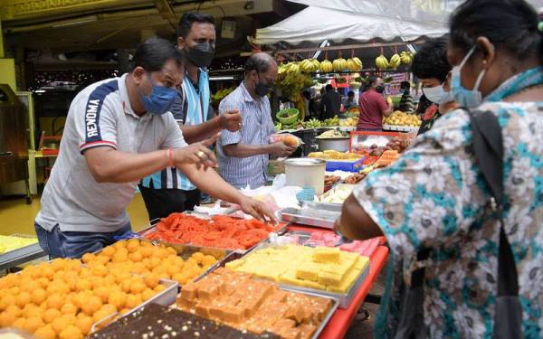 Penganut Hindu membuat persiapan akhir menjelang sambutan Deepavali esok dengan membeli pelbagai jenis manisan ketika tinjauan fotoBernama di sekitar kawasan Little India, Brickfields pada Rabu.