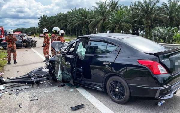 Antara kenderaan yang terbabit dalam kemalangan di KM 59 Jalan Kuantan-Segamat pada Rabu. FOTO: Ihsan bomba