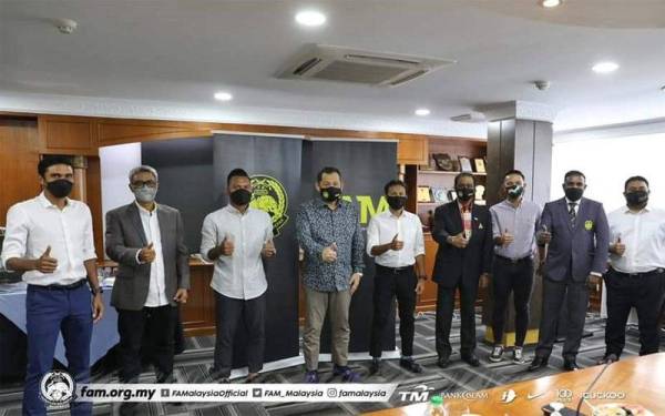 Hamidin (enam, kanan) semasa majlis perbincangan antara FAM dan PFAM di Wisma FAM, pada Rabu. FOTO: FB FAM.