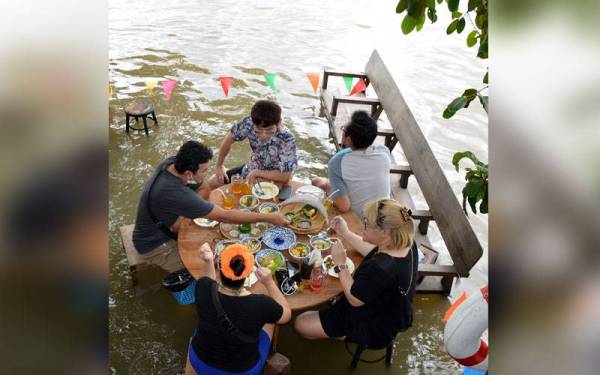 Penggemar makanan ke Chaopraya Antique Cafe di Nonthaburi, sebuah restoran banjir di utara Bangkok untuk menikmati pengalaman makan malam yang unik. - Foto Bernama 