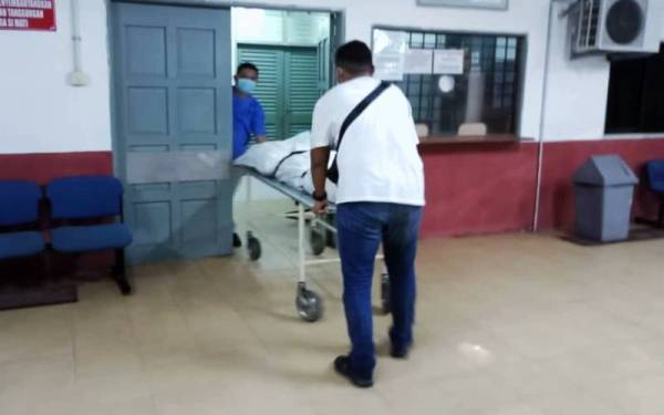 Mayat yang ditemui di jeti bot nelayan Tok Bali pada Rabu dibawa ke Unit Forensik Hospital Tengku Hanis, Pasir Puteh untuk bedah siasat.