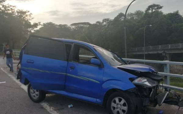 Keadaan kereta yang remuk selepas melanggar pembahagi jalan di jejambat Padang Jawa, Seksyen 7 Lebuhraya Persekutuan dari arah Kuala Lumpur menghala ke Klang pada Khamis.