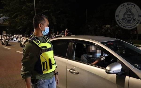 Mohd Shuhaily menyertai Op Mabuk sempena perayaan Deepavali di Pulau Pinang pada malam Rabu. - Foto Facebook PDRM