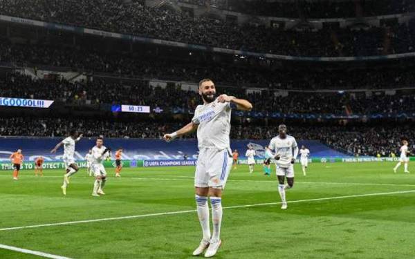 Benzema meraikan gol yang dijaringkannya ketika membantu Real Madrid menewaskan Shakhtar Donetsk 2-1 di Santiago Bernabeu.- Foto AFP