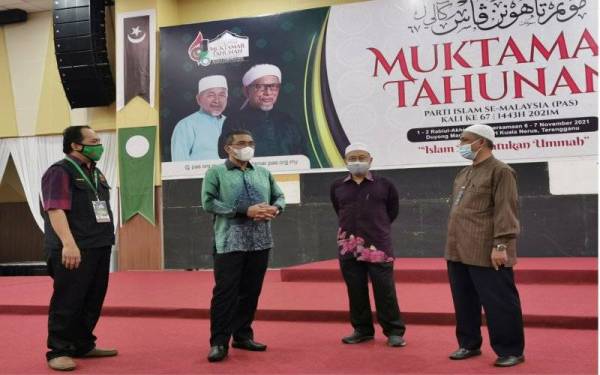 Takiyuddin (dua dari kiri) ketika meninjau persiapan Muktamar Pas ke-67 di Duyong Marina & Resort, Kuala Terengganu pada Khamis.