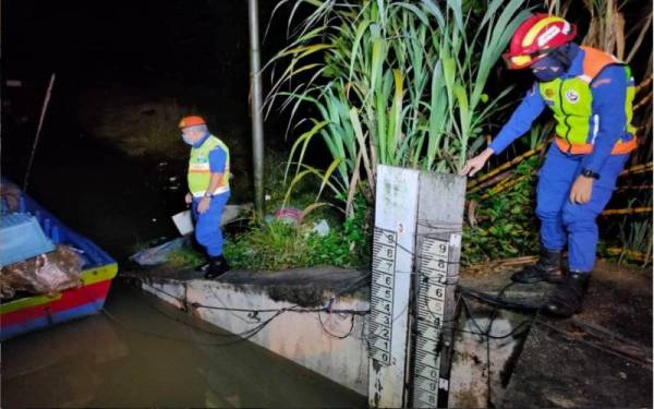 Anggota APM membuat pemantauan air pasang besar di sekitar Daerah Kuala Muda.