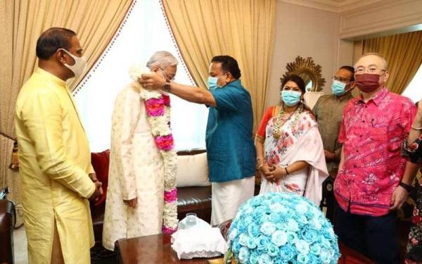 Ismail Sabri ketika berkunjung ke rumah bekas Yang Dipertua Dewan Negara, Tan Sri SA Vigneswaran sempena Deepavali. - Foto Facebook Ismail Sabri