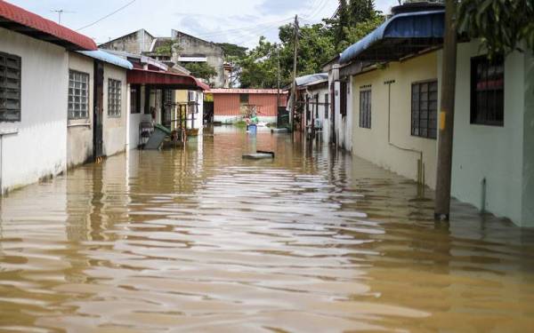 Keadaan banjir di kawasan Taman Tanjung Bendahara yang berlaku disebabkan limpahan air dari Sungai kedah yang menjejaskan beberapa buah kediaman sejak empat hari lalu ketika tinjauan pada Khamis. Foto Bernama