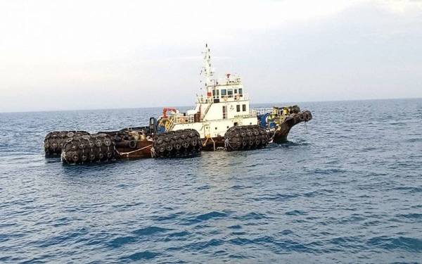 Kapal tunda dari Singapura yang ditahan dalam satu operasi di Tanjung Penawar Kota Tinggi pada pagi Khamis