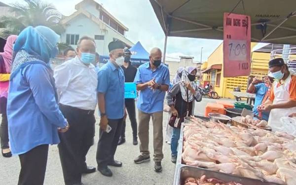 Bakri (tiga kanan) ketika meninjau sekitar program MyRakyat di Kuala Klawang, Jelebu pada Jumaat.