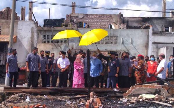 Al-Sultan Abdullah bersama Tunku Azizah mencemar duli meninjau tapak kebakaran di Kampung Baru Karak yang berlaku pada 1 Oktober lalu.