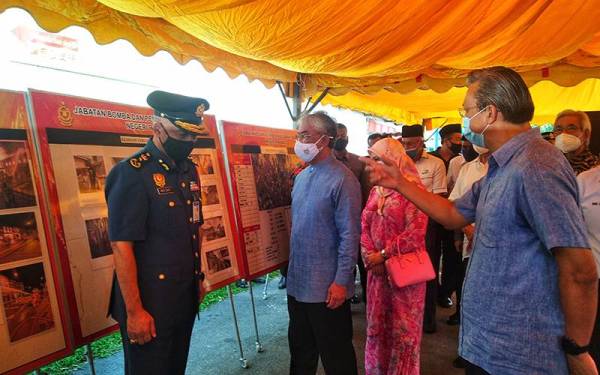 Al-Sultan Abdullah (dua dari kiri) bersama Tunku Azizah (tiga dari kiri) serta Tiong Lai (kanan) ketika sesi taklimat kejadian bersama Pengarah Jabatan Bomba dan Penyelamat Malaysia (JPBPM) Pahang, Ir Wan Mohammad Zaidi Wan Isa (kiri) di tapak kebakaran Kampung Baru Karak di Bentong.