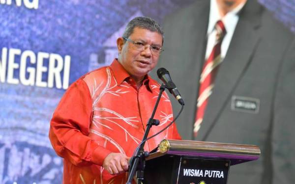 Saifuddin berucap pada Majlis Anugerah Perkhidmatan Cemerlang (APC) Tahun 2020 & Jasamu Dikenang Kementerian Luar Negeri di Wisma Putra hari ini. - Foto Bernama