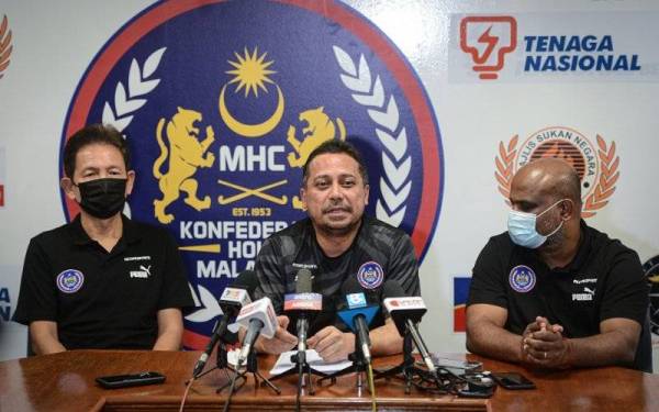 Ahmad Najmi (tengah) pada sidang media pengumuman para pemain bagi kejuaraan Piala Dunia Remaja Lelaki 2021 di Stadium Hoki Nasional Bukit Jalil pada Jumaat. - Foto Bernama 