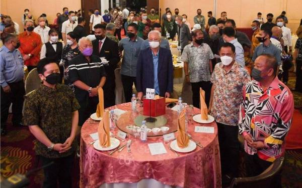 Ismail Sabri (tengah) bersama Bung Moktar (depan dua kiri) sewaktu menghadiri Mesyuarat Pemimpin Masyarakat Daerah Sandakan Bersama Perdana Menteri pada Jumaat. - Foto Bernama