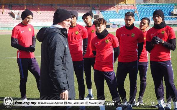 Maloney ketika mengendalikan sesi latihan skuad muda negara semasa aksi kelayakan Piala Asia B-23 2022 di Uzbekistan, baru-baru ini. - Foto Football Association of Malaysia. 