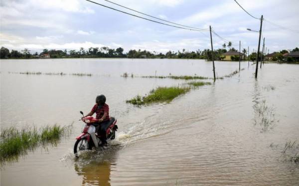 Hujan lebat pada petang Jumaat mencatatkan peningkatan kembali mangsa banjir di Kedah. - Foto fail Bernama