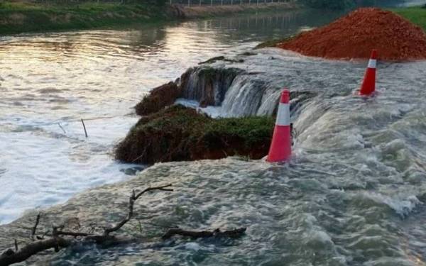 Air Pasang Besar Beberapa Kawasan Di Kuala Langat Alami Hakisan