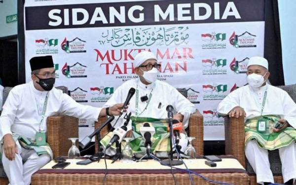 Abdul Hadi (tengah) bersama Takiyuddin (kiri) dan Tuan Ibrahim ketika sidang akhbar selepas ucapan dasar pada Muktamar Pas ke-67 di Kuala Terengganu pada Sabtu.