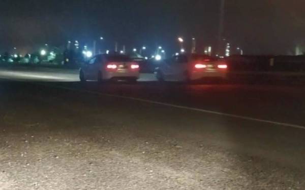 Kedua- dua kereta jenis Honda Civic FD yang sedang bersaing menguji kehebatan ditahan, awal pagi Jumaat. - Foto Ihsan PDRM